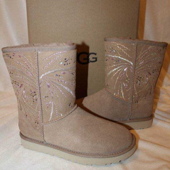 NIB UGG WOMEN'S CLASSIC SHORT GOLD BURST SUEDE SHEARLING LINED BOOTS - Picture 3 of 8